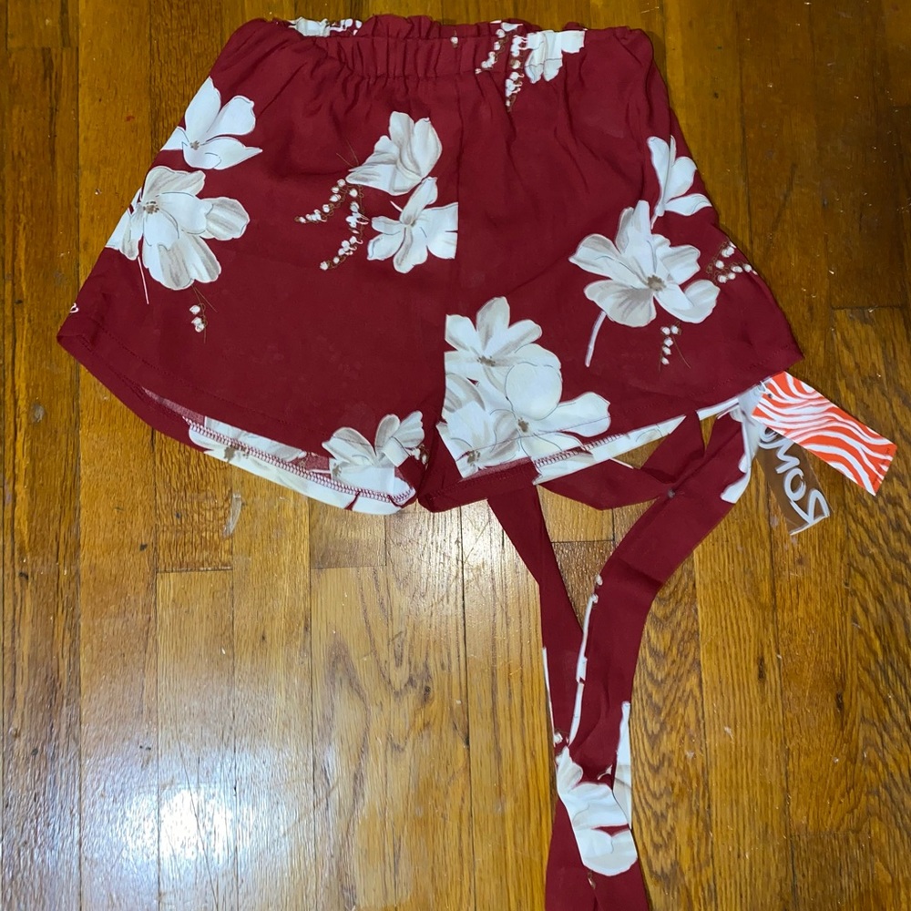 Red shorts ROMWE